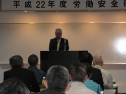 閉会宣言をする㈱北東ビルサービス　工藤氏